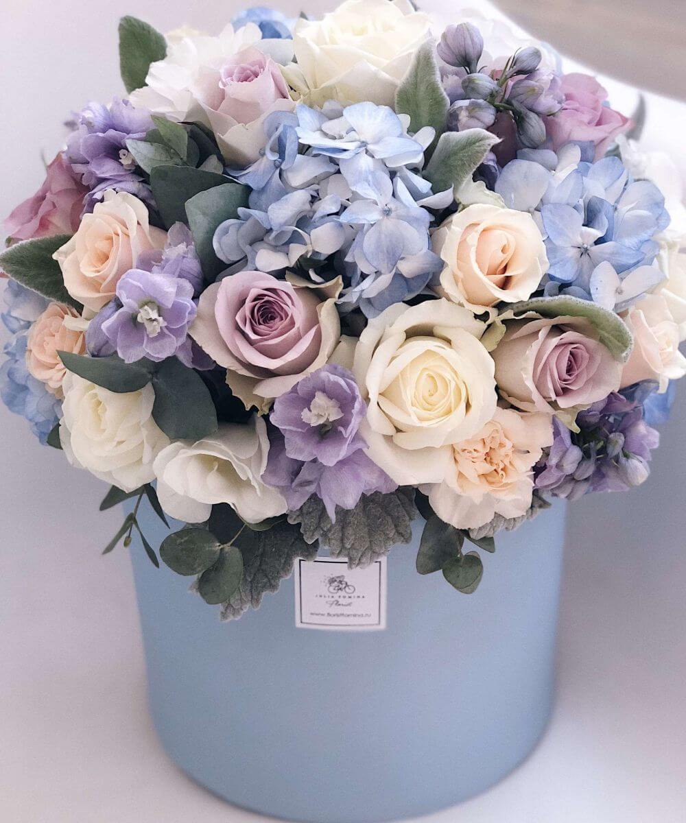 Цветы в коробке в FirstFloral